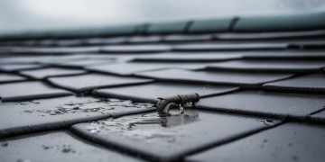 楼顶漏水到底属于物业负责吗？