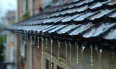 顶层漏雨物业要负责赔偿吗？
